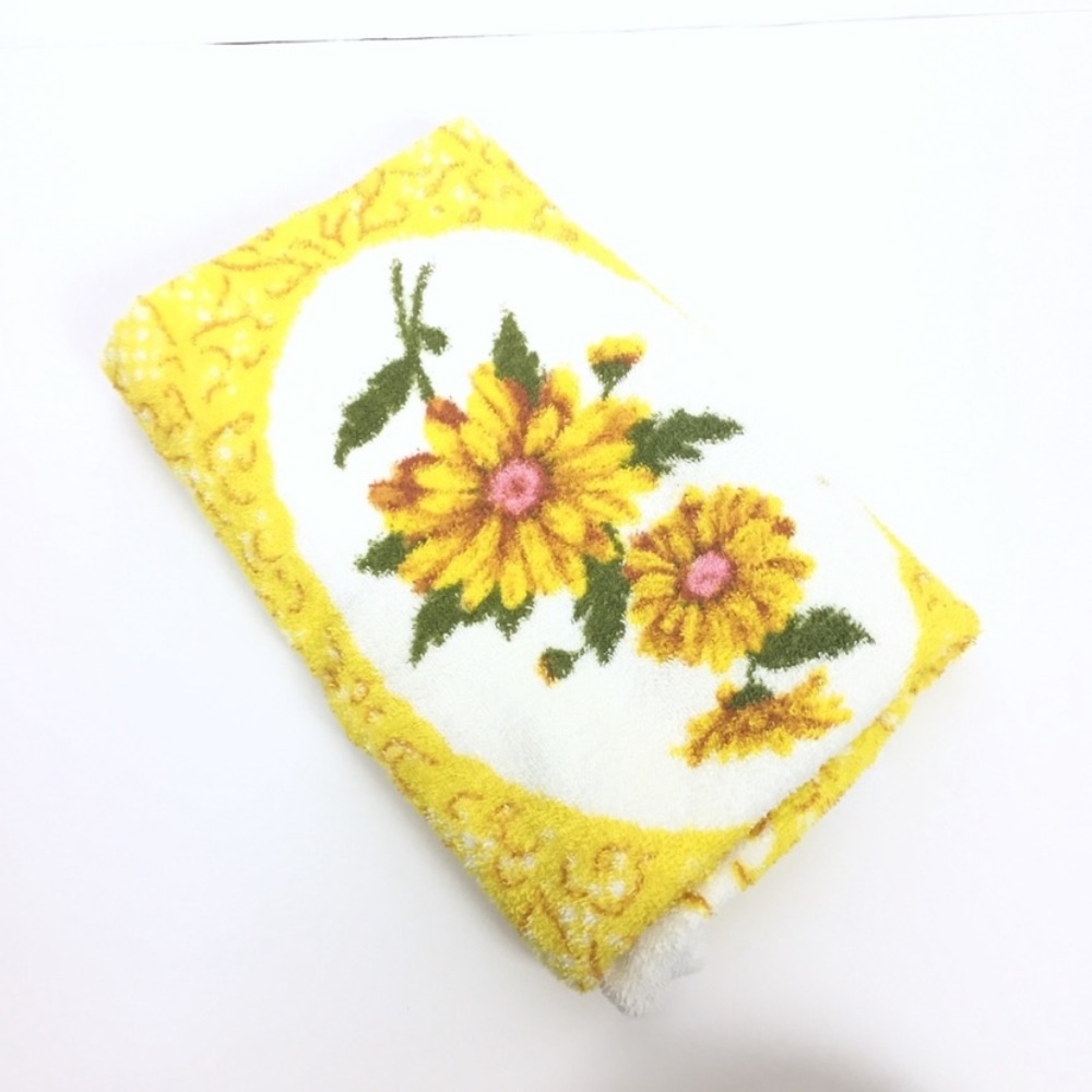 Vintage spring garden yellow daisy print small towel retro 70s